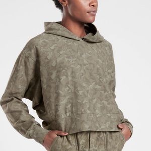 Athleta Farallon printed crop hoodie camo size small